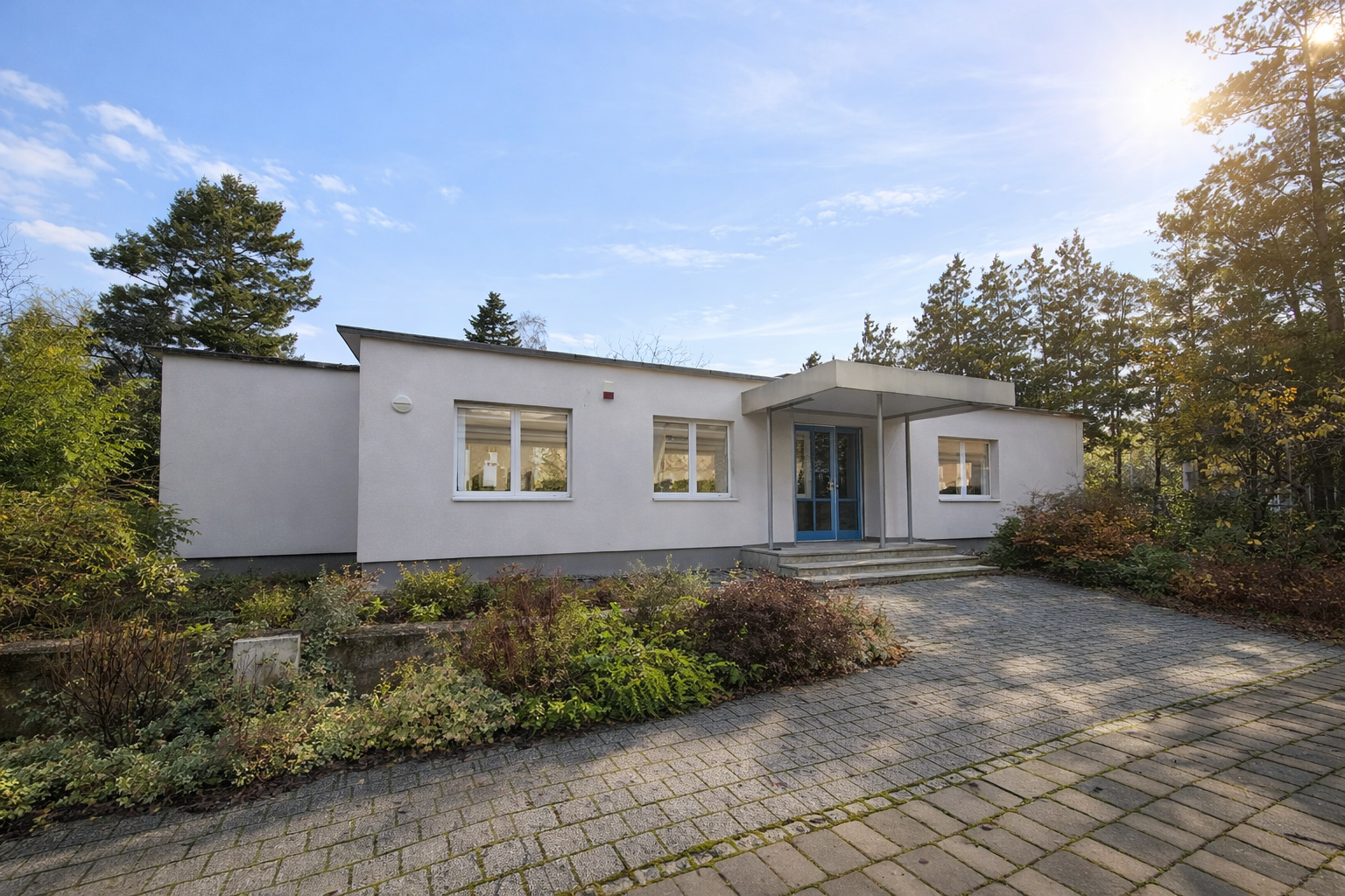 Immobilienangebot - Friesack - Alle - Zentral gelegen - Bauhausstyle Bungalow - mit herrlichem Garten